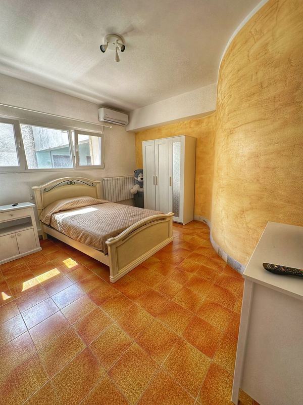 Camera con letto grande e armadio a Villa Romana